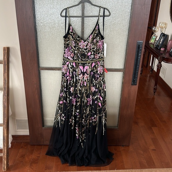 Mac Duggal V NECK FLORAL EMBELLISHED SPAGHETTI STRAP GOWN in black multi size 22 - Picture 6 of 17